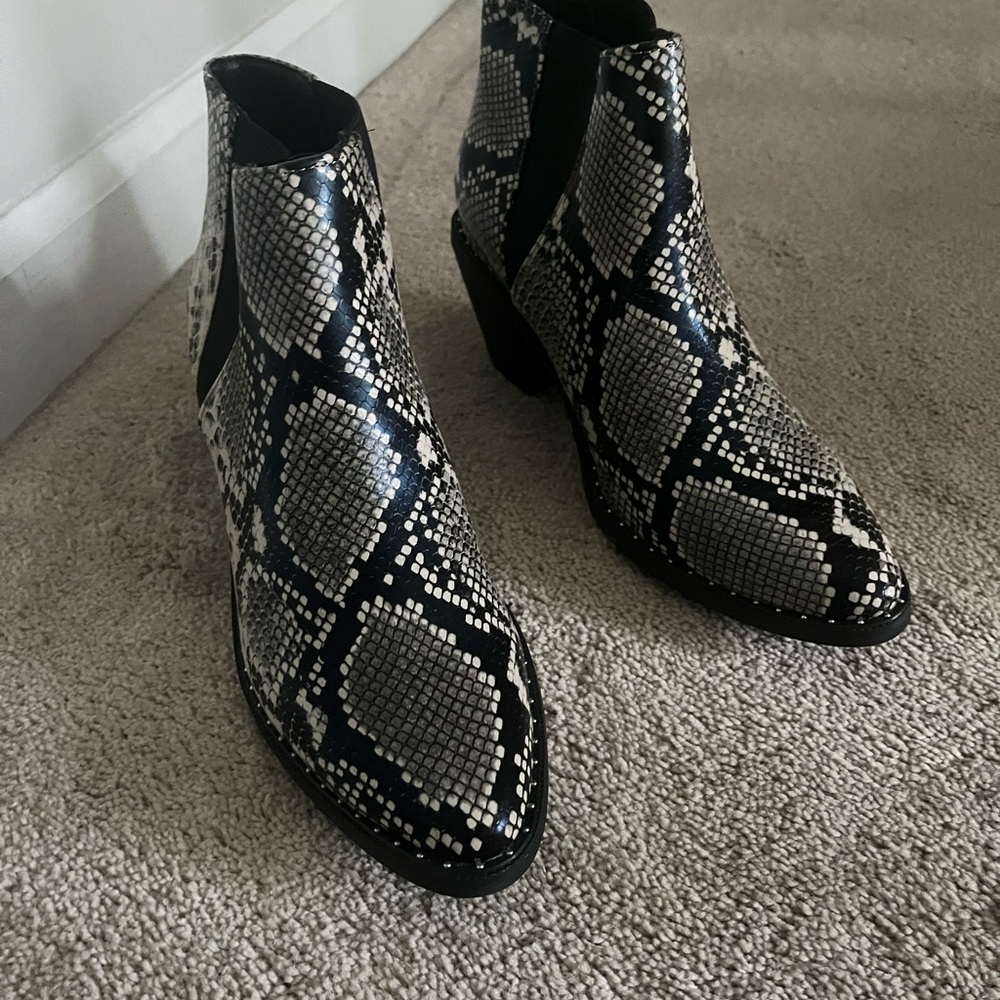 Universal Thread Snake Print Ankle Boots - Pointed Toe Chelsea Style size 7